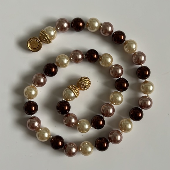 Forever Silver Pearl Necklace by Erwin Pearl with magnetic closure - Picture 4 of 4